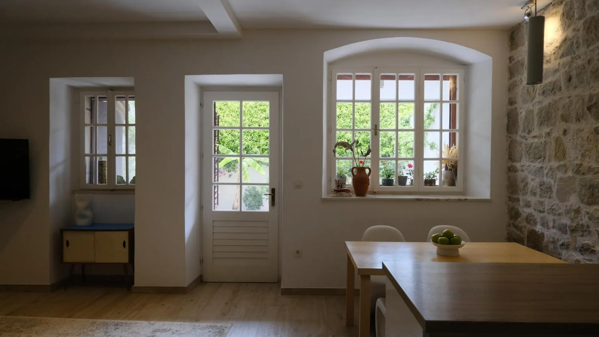 Little Backyard Apartment Split
